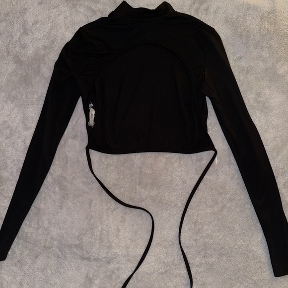 Adika Cropped Backless Long sleeve top with tie - Picture 2 of 2